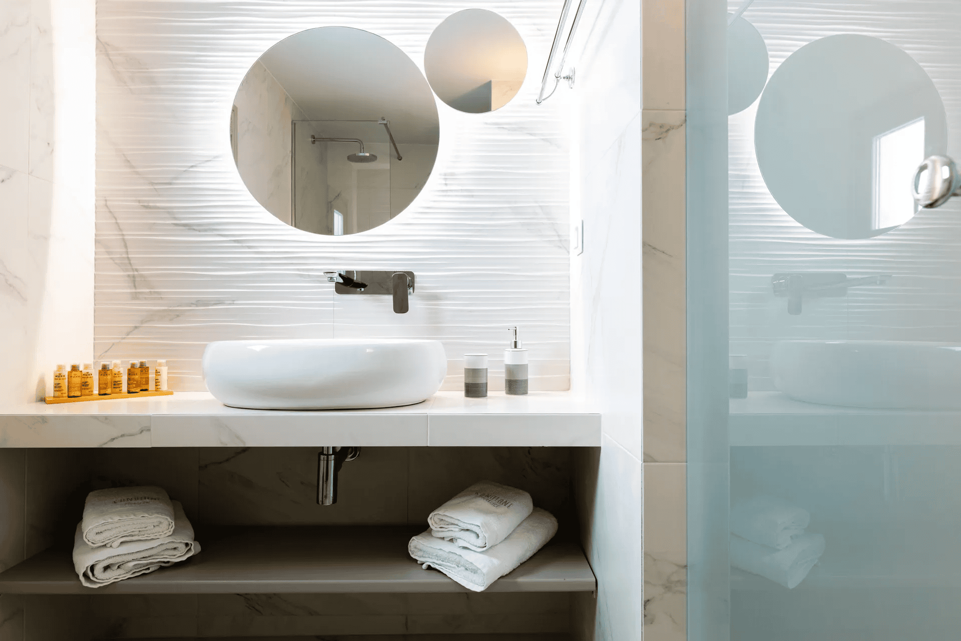 εξοπλισμένο μπάνιο δωματίου