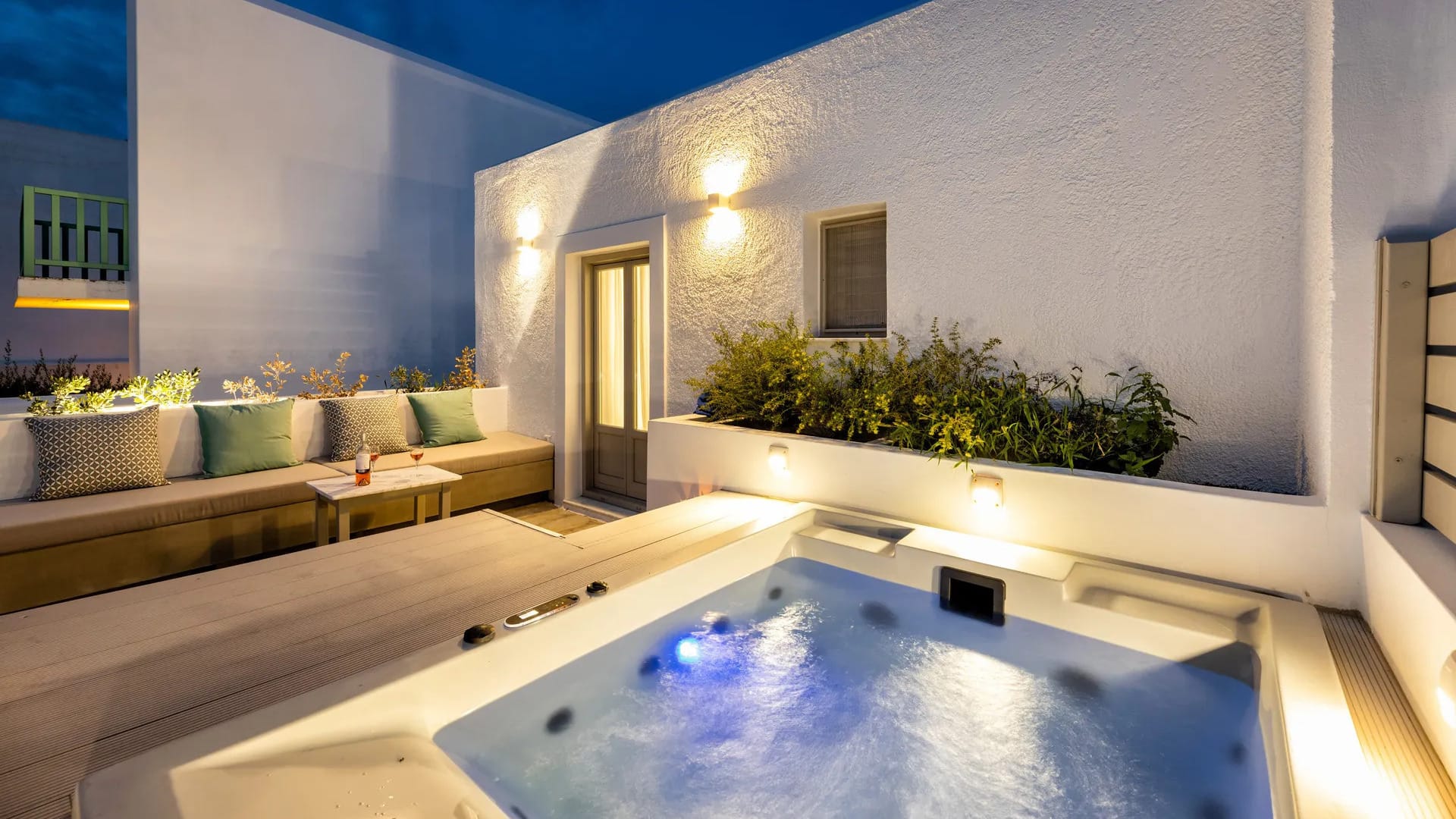 hot tub in suite in Paros
