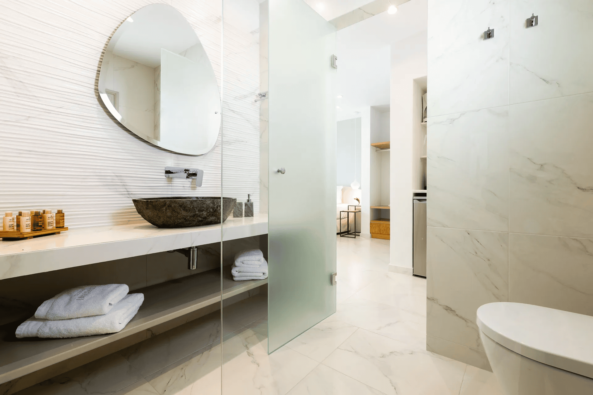 μπάνιο σουίτας με προϊόντα μπάνιου