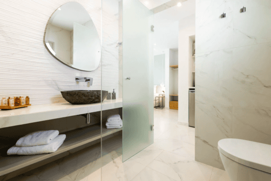 μπάνιο σουίτας με προϊόντα μπάνιου