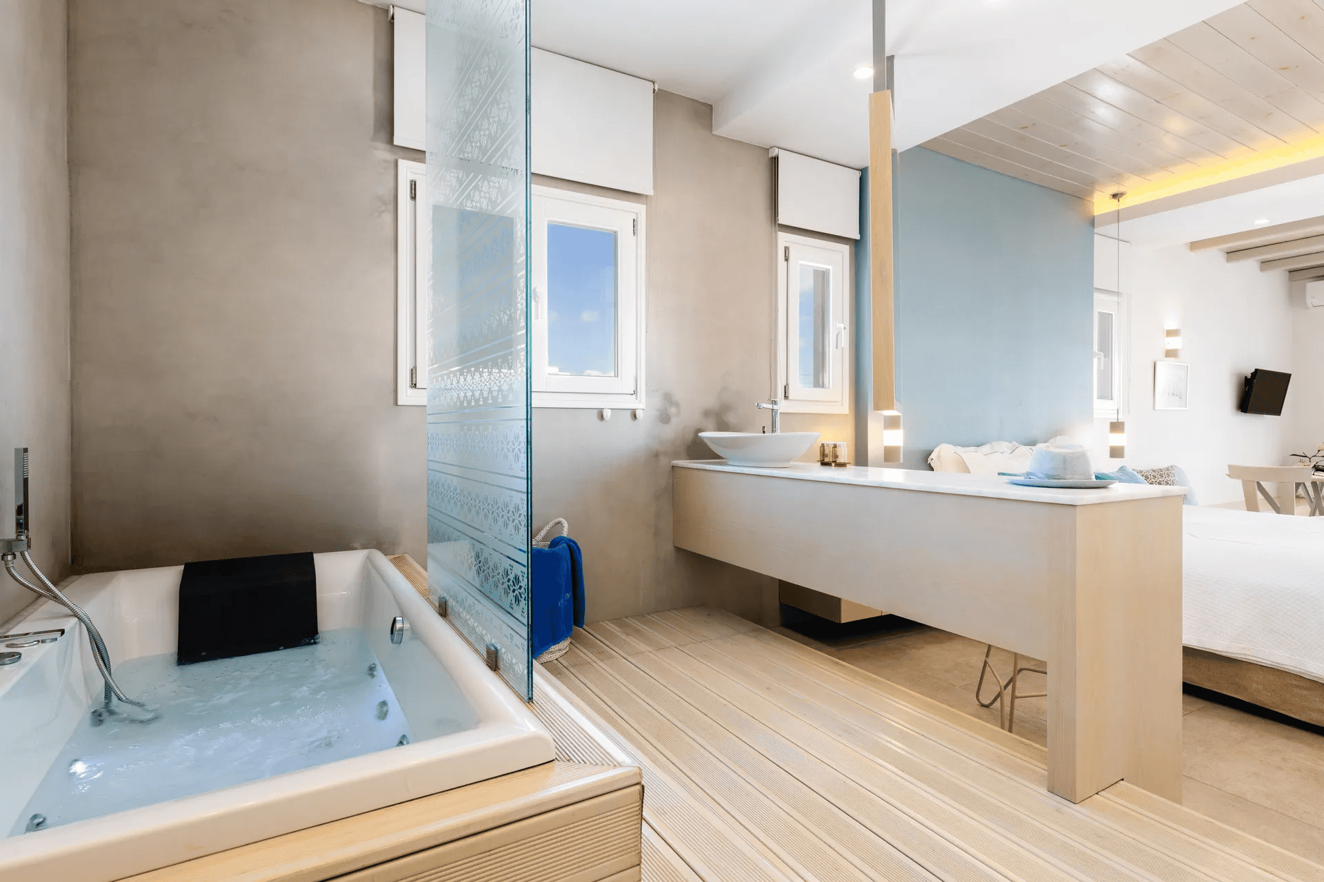 suite with equipped bathroom