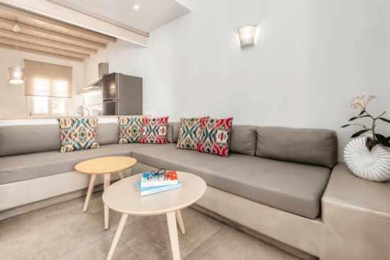 καθιστικό με καναπέ στην Πάρο