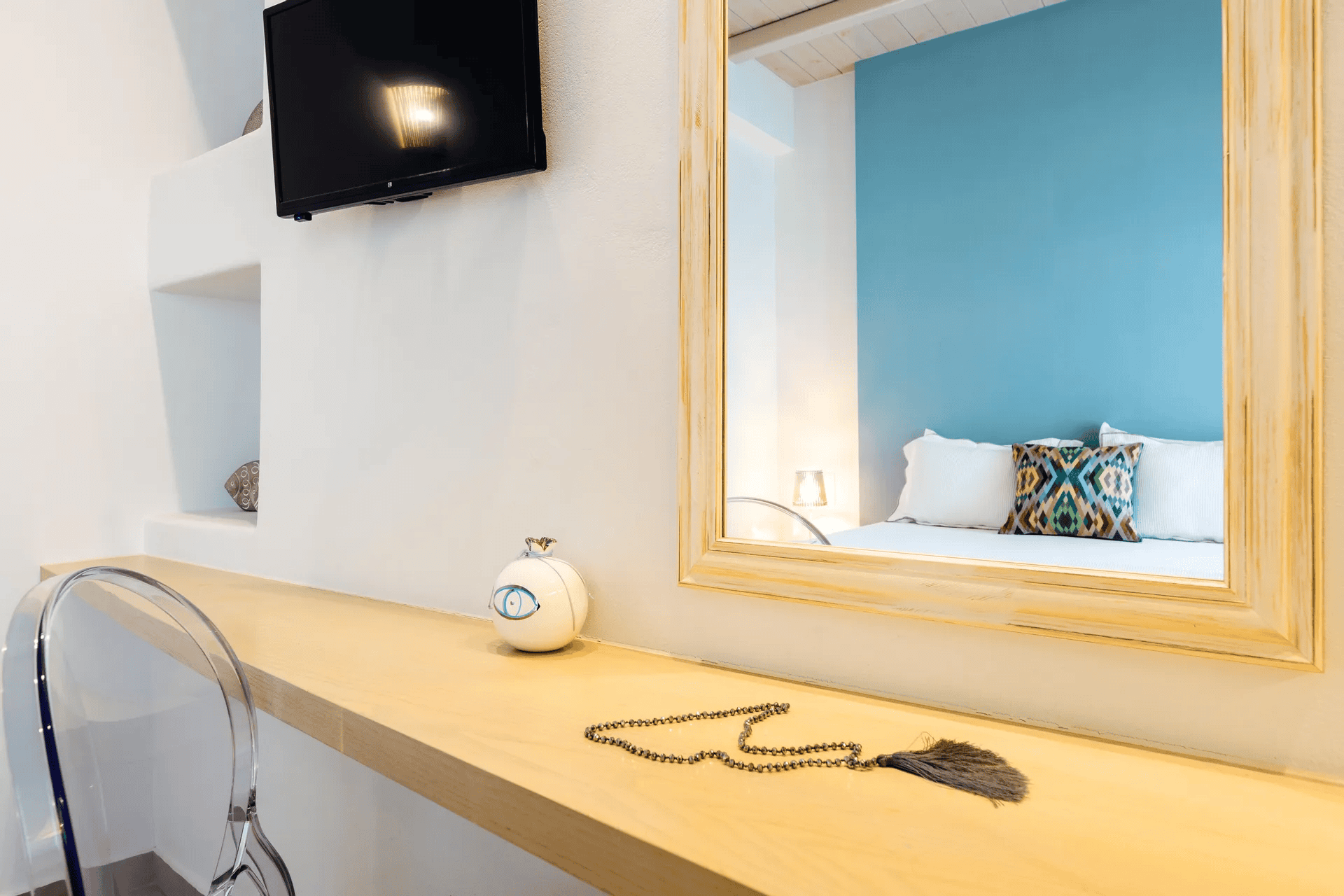 details in hotel room