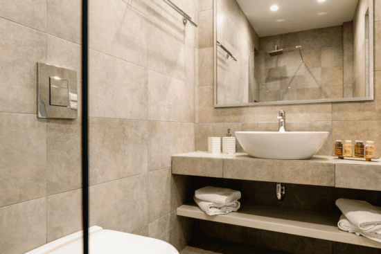 μπάνιο με προϊόντα περιποίησης