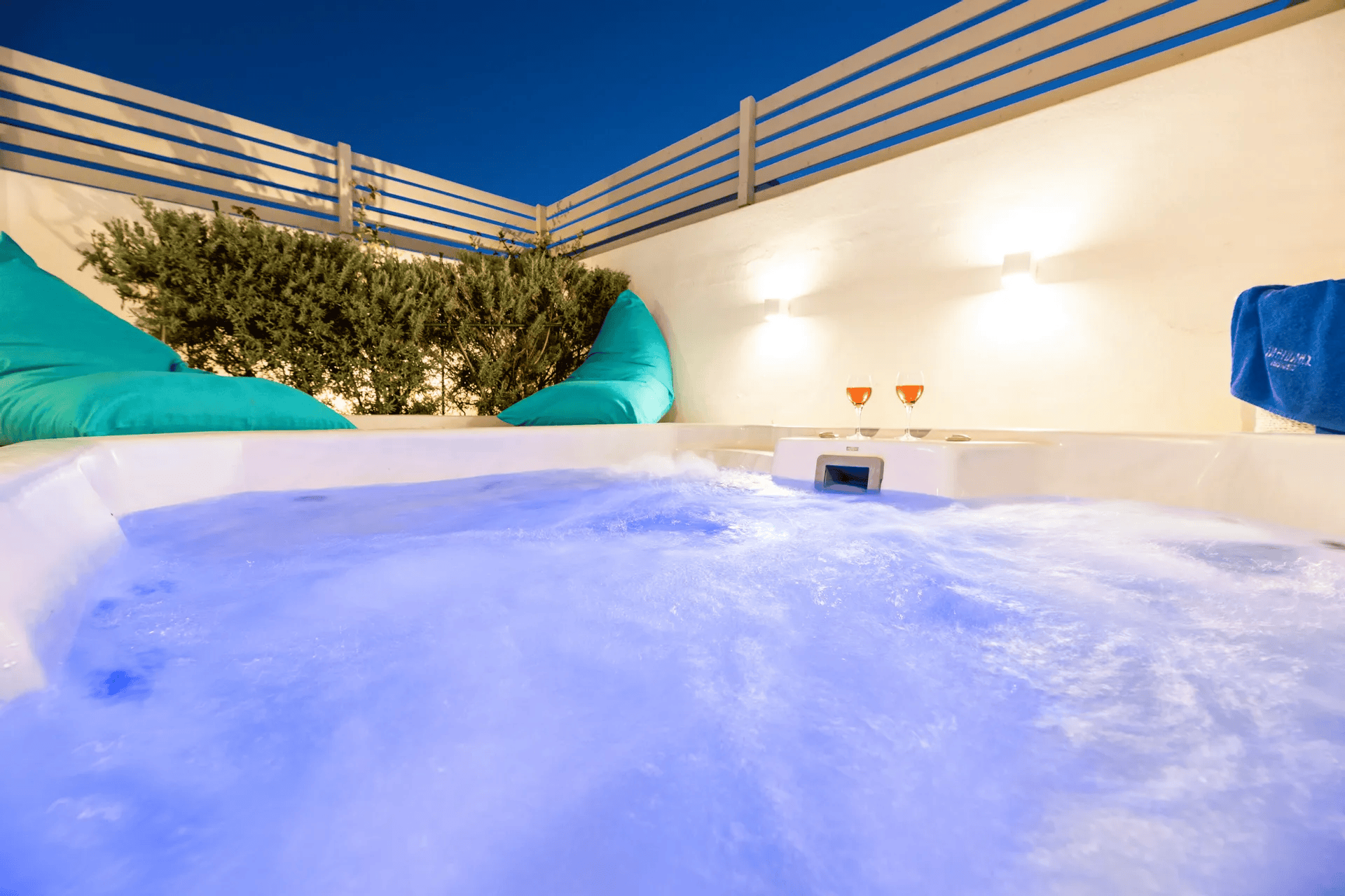 hot tub in suite in Paros