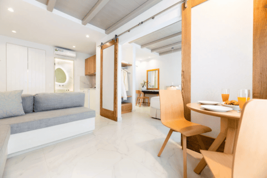 καθιστικό οικογενειακής σουίτας 