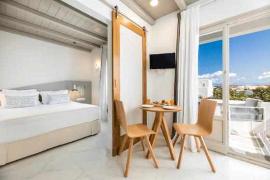 πρωινό στην οικογενειακή σουίτα