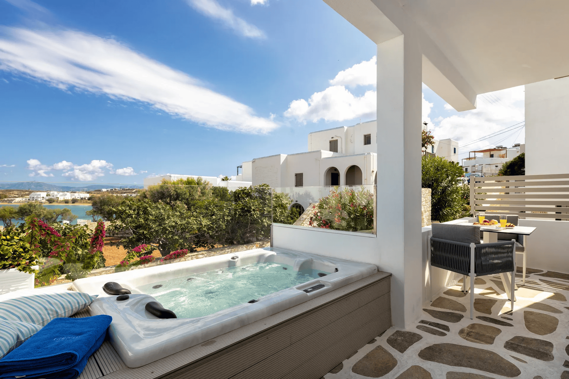 hot tub in suite in Paros