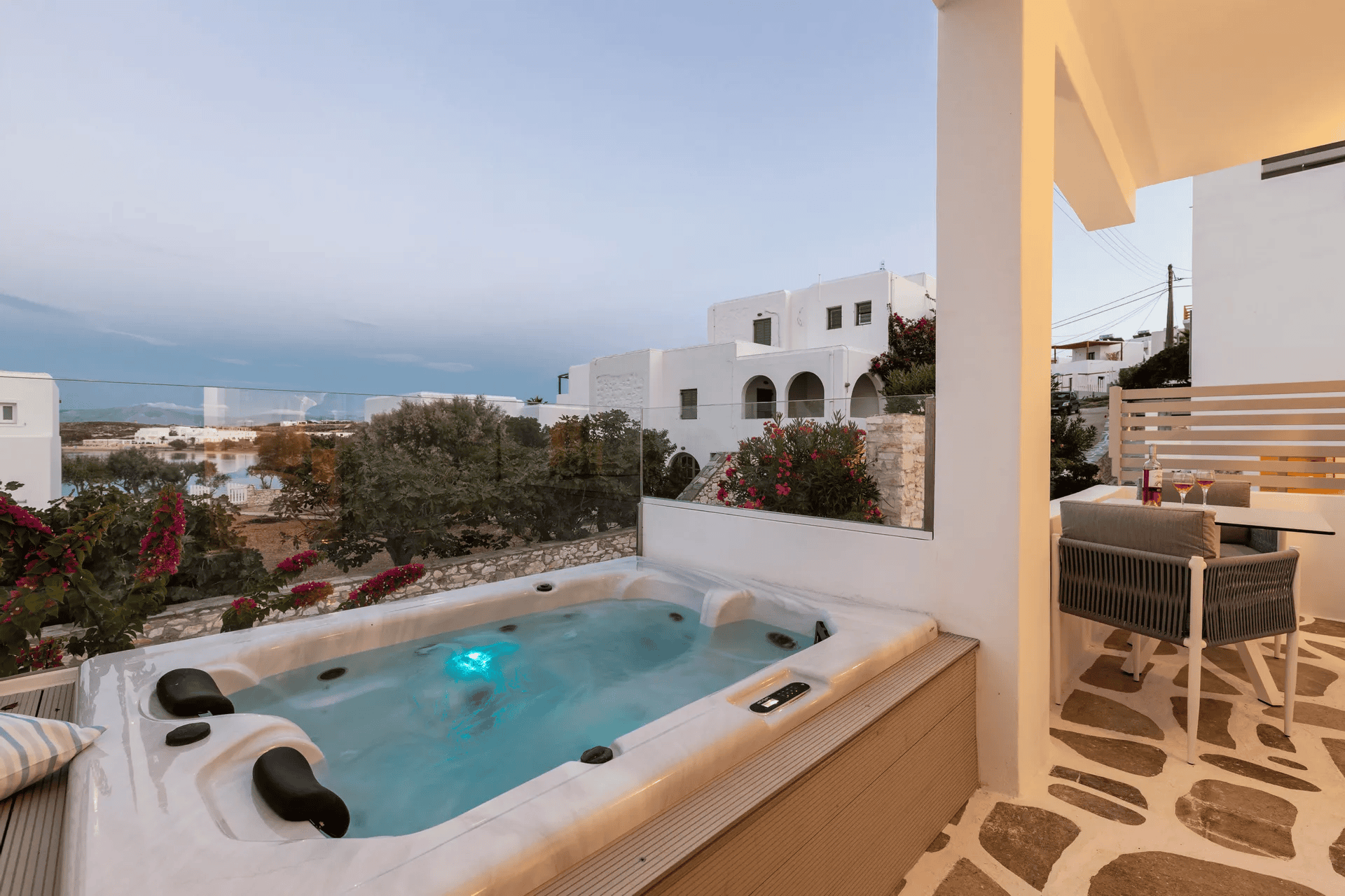 hot tub in suite in Paros