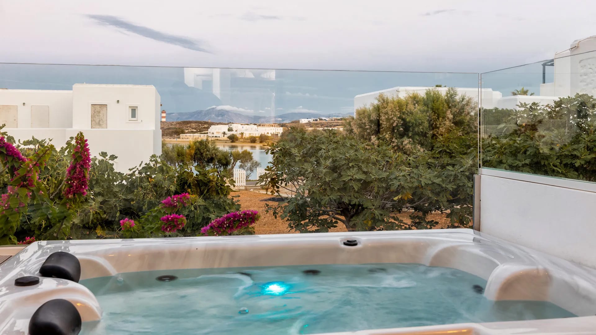 hot tub in suite in Paros