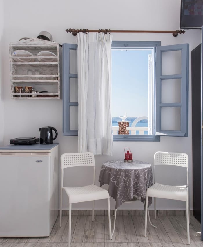 δωμάτιο με παράθυρο και θέα
