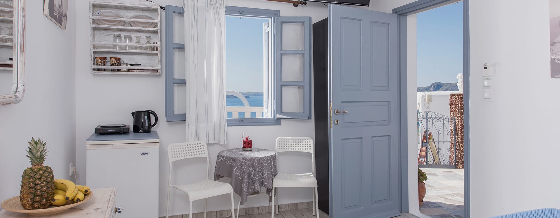 δωμάτιο με παράθυρο και θέα