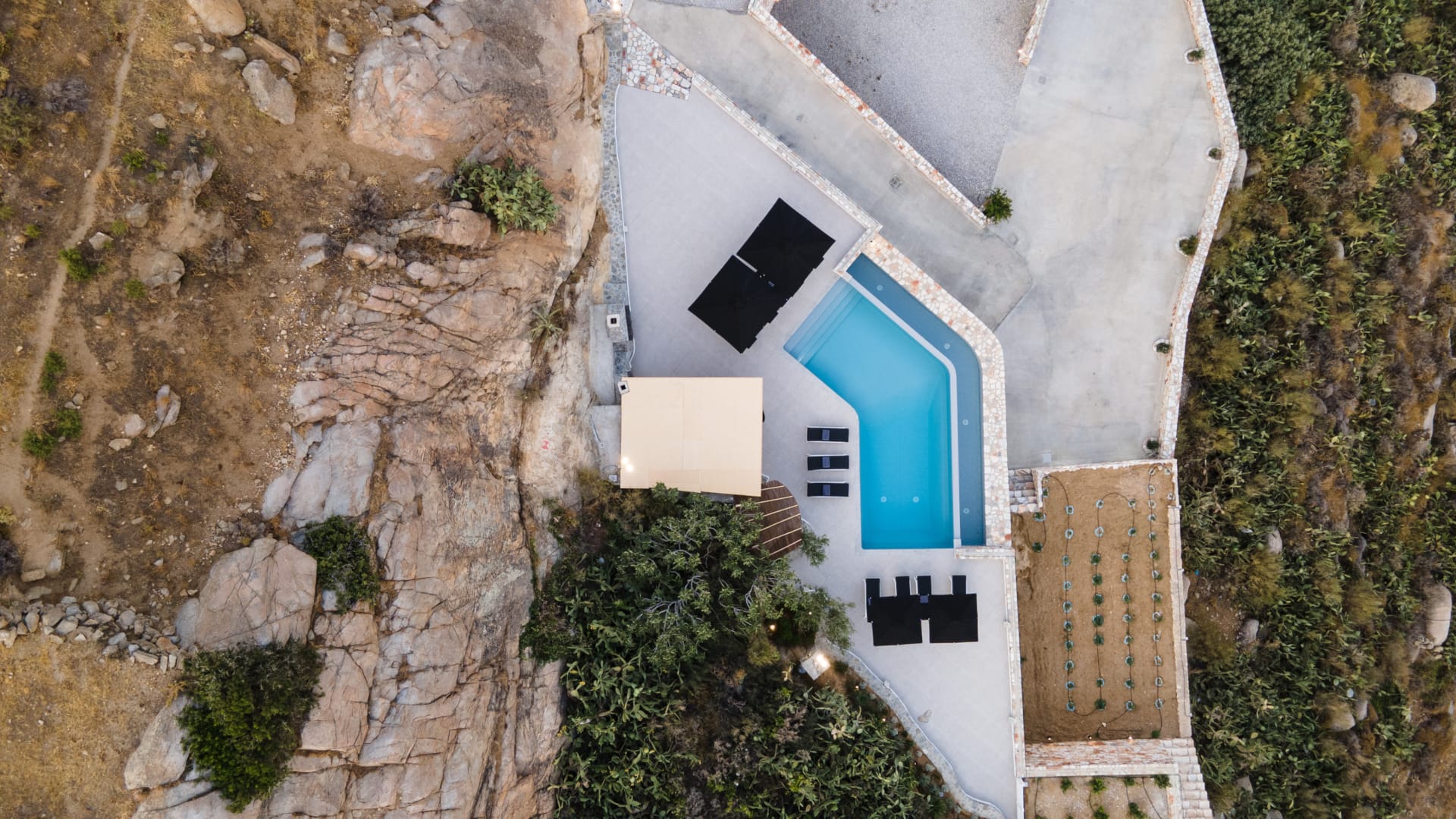 above-wow-outdoors-night-54