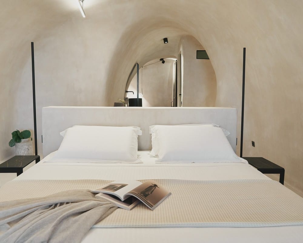 3421-hotel-photographer-santorini-divine-cave-1