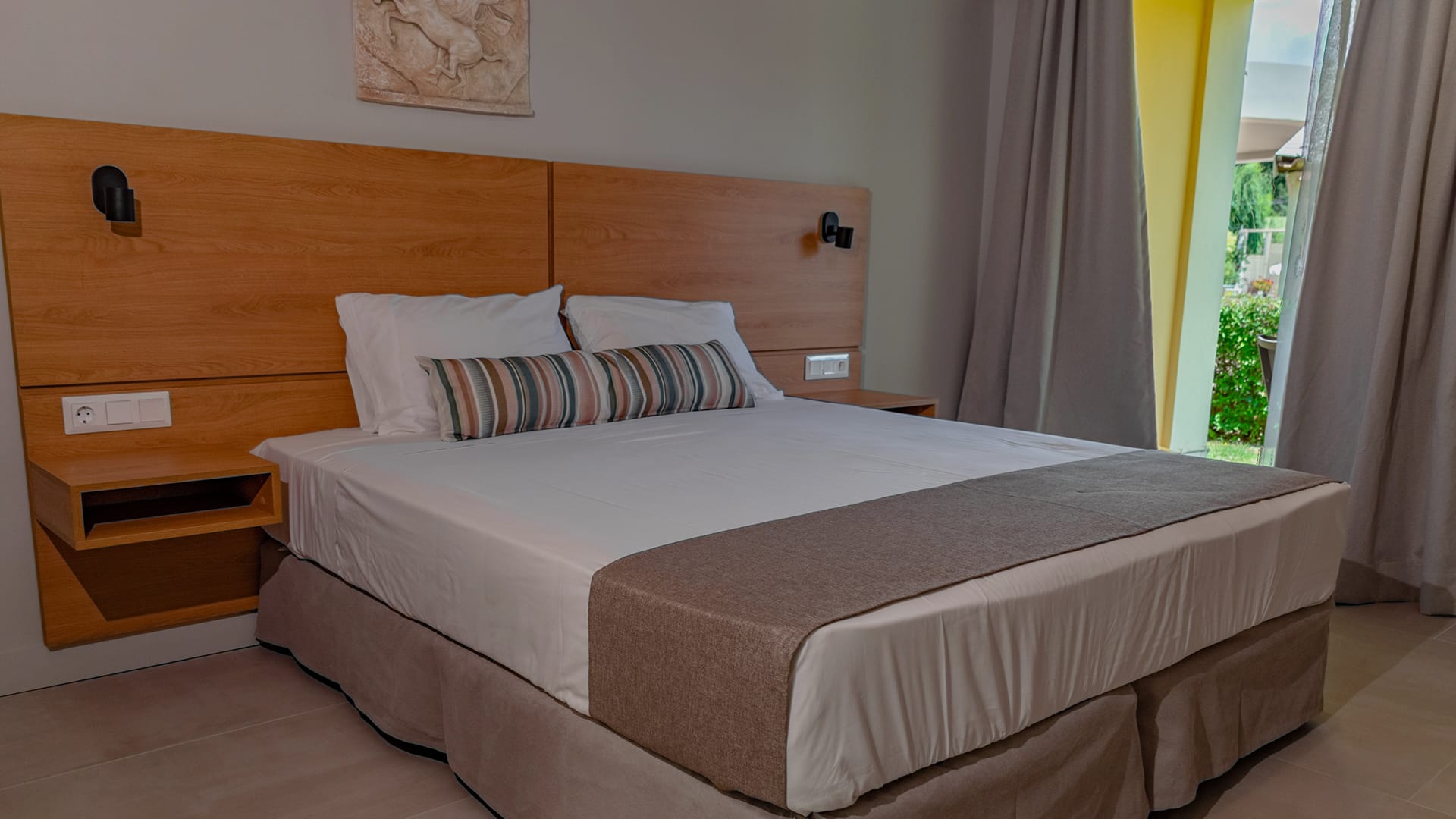 κρεβάτι σε δωμάτιο ξενοδοχείου