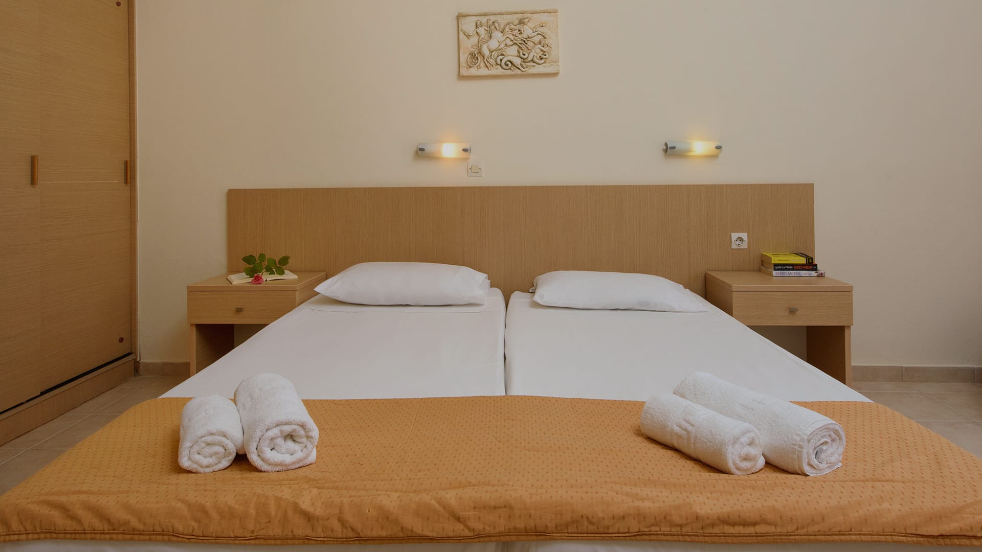 κρεβάτι σε δωμάτιο ξενοδοχείου