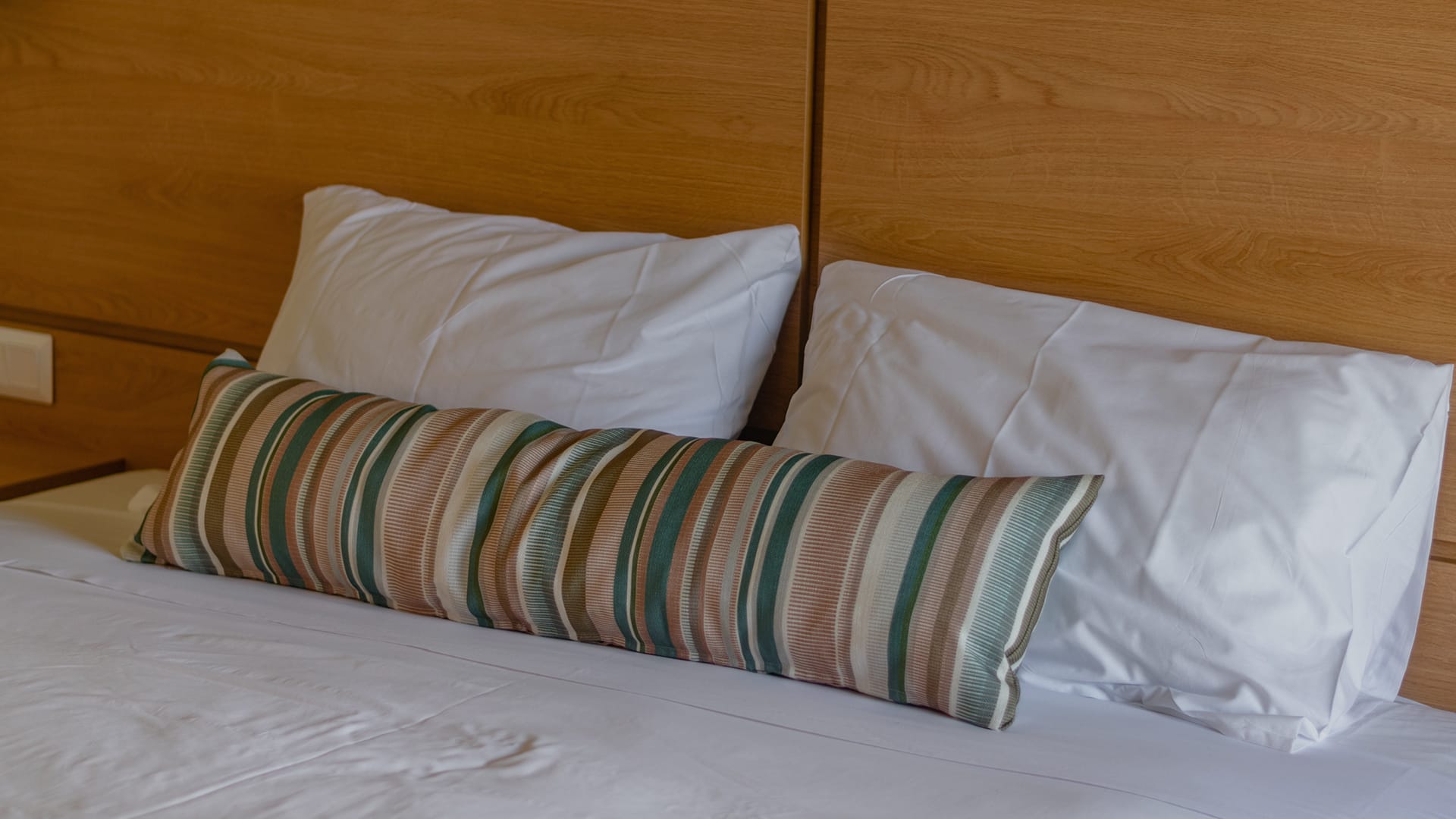 κρεβάτι σε δωμάτιο ξενοδοχείου