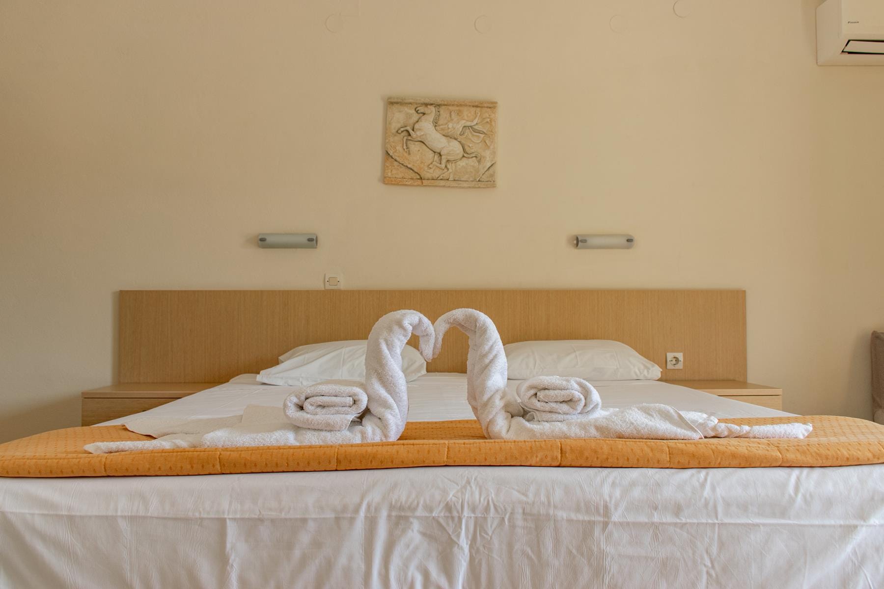 κρεβάτι σε δωμάτιο ξενοδοχείου