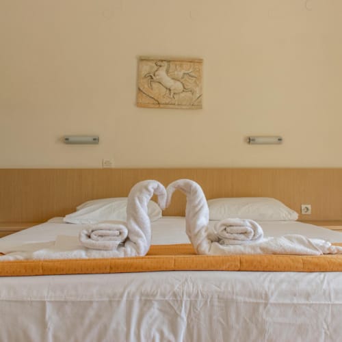 κρεβάτι σε δωμάτιο ξενοδοχείου