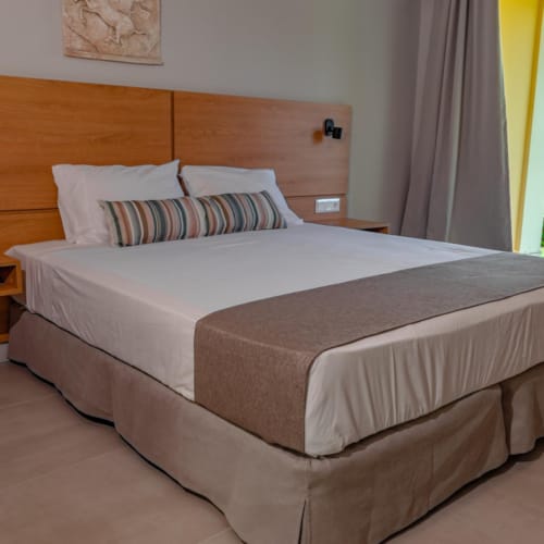 κρεβάτι σε δωμάτιο ξενοδοχείου