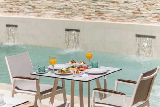 Ξενοδοχείο με πρωινό, Νέοι Πόροι