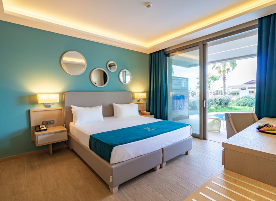 10-10-20_almyros_beach_hotel_room101_suite_swim_up-4