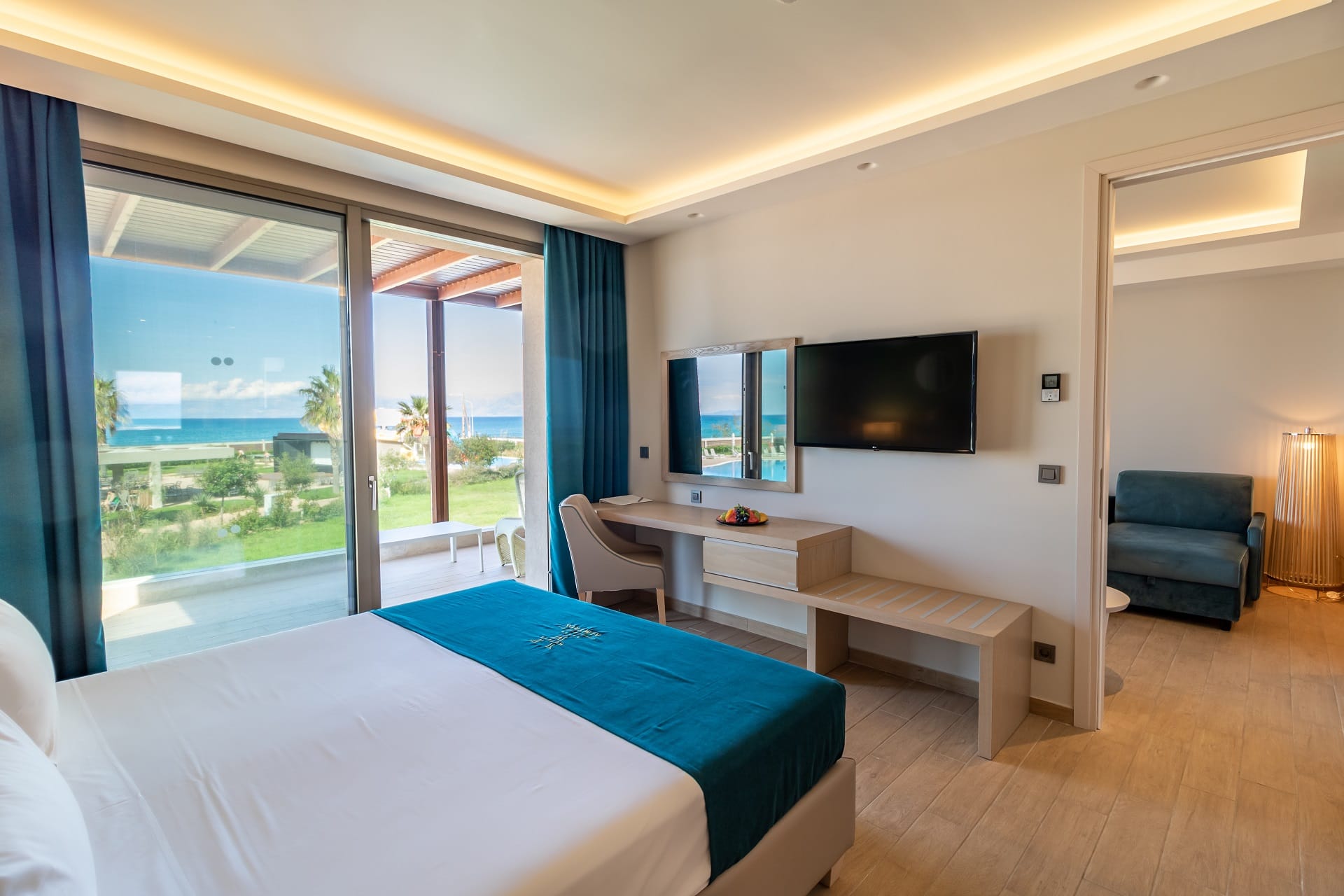 10-10-20_almyros_beach_hotel_suite_sea_view-7