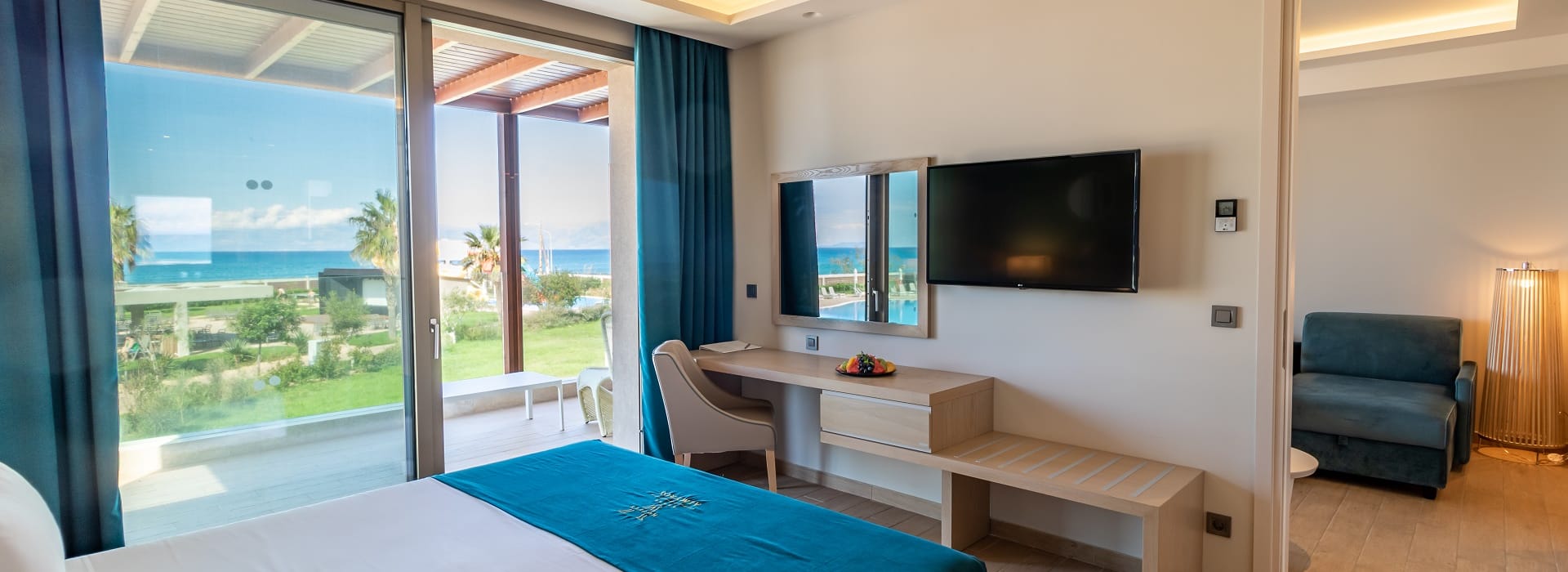 10-10-20_almyros_beach_hotel_suite_sea_view-7