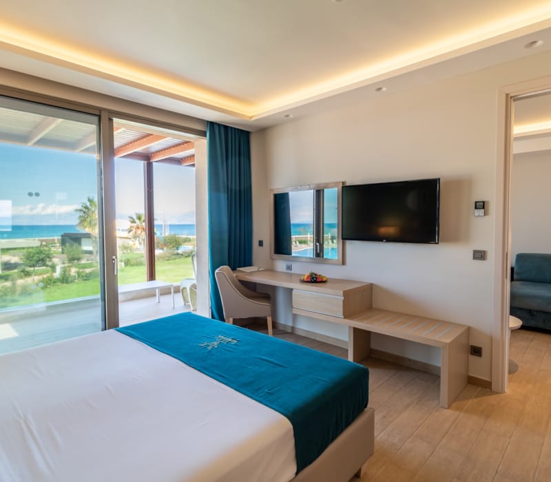 10-10-20_almyros_beach_hotel_suite_sea_view-7