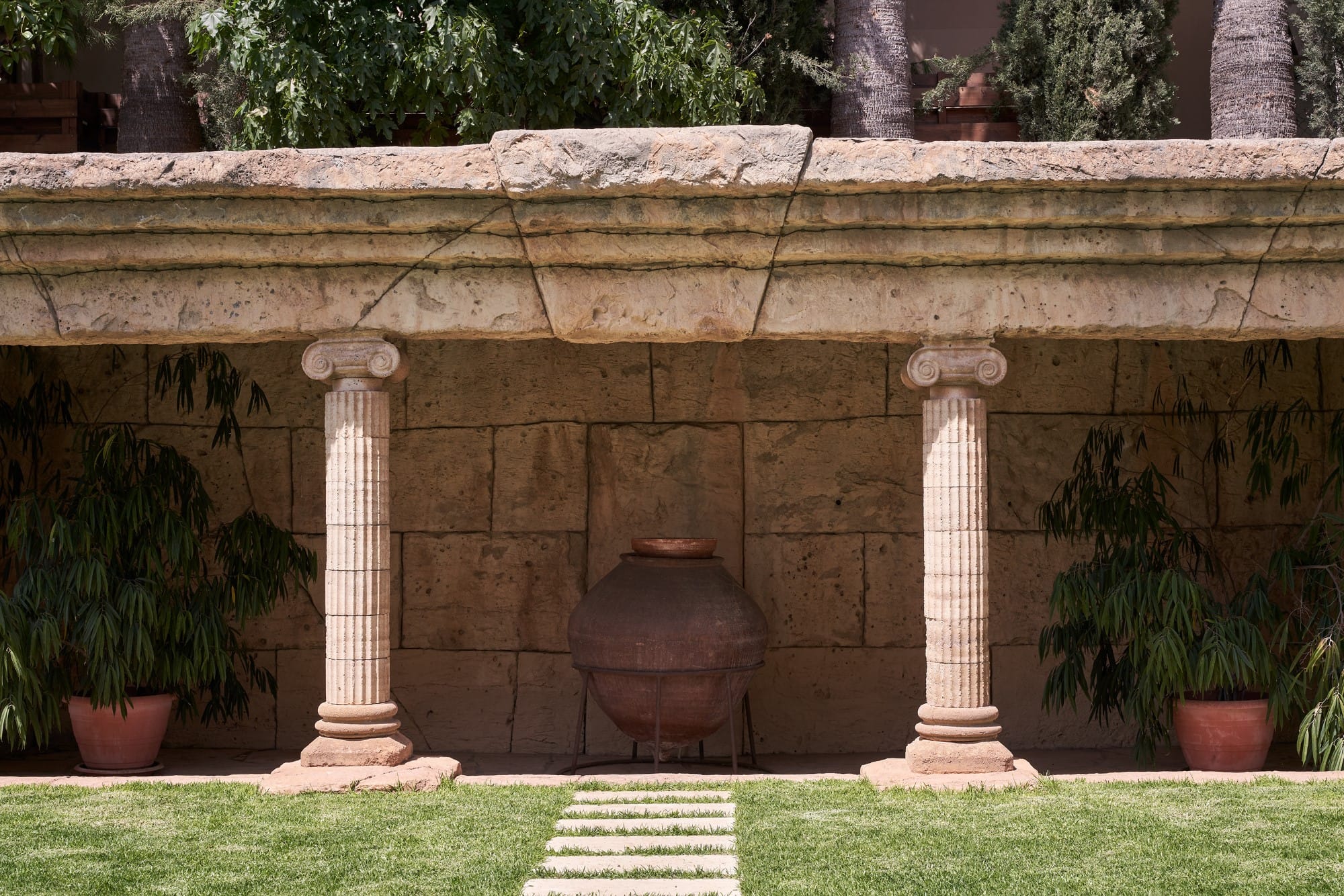 a stone wall with pillars