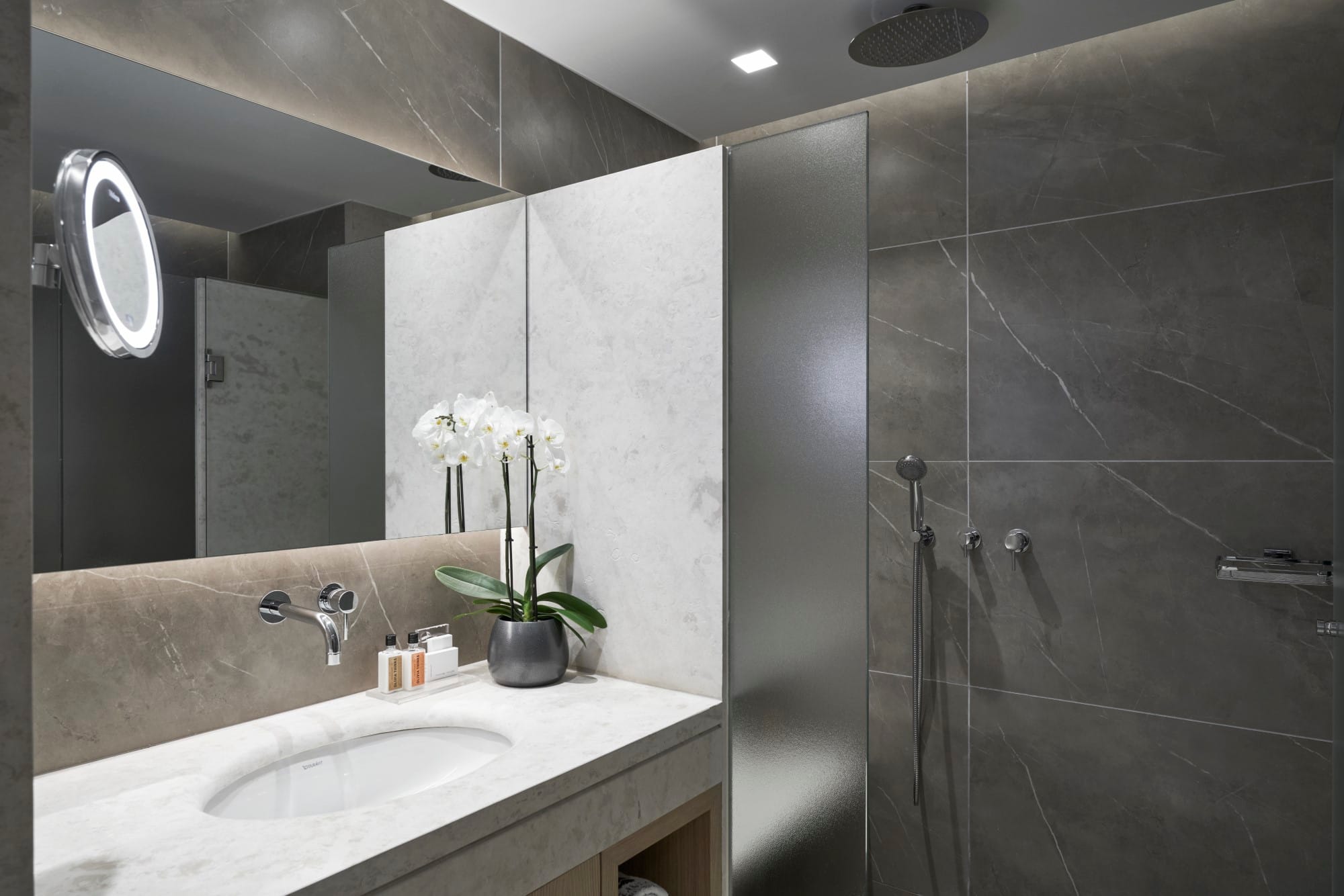 Premium Double Room Inland View bathroom