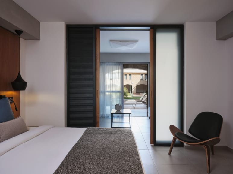 atlantica-caldera-palace-hotel-in-crete-all-inclusive-accomondation-family-room-swim-up-inland-view-6