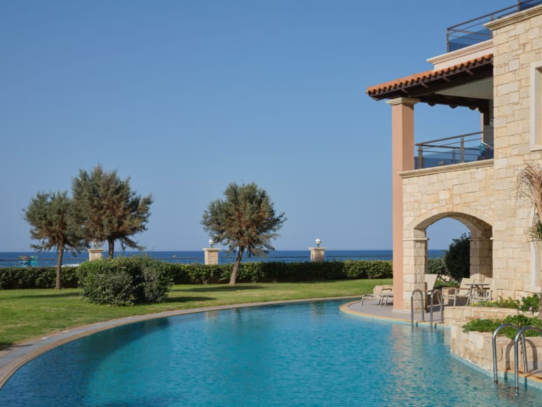 atlantica-caldera-palace-hotel-in-crete-all-inclusive-accomondation-family-room-swim-up-inland-view-3