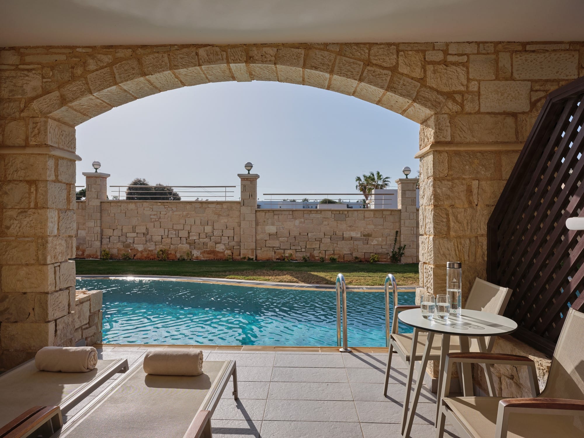 atlantica-caldera-palace-hotel-in-crete-all-inclusive-accomondation-family-room-swim-up-inland-view-2