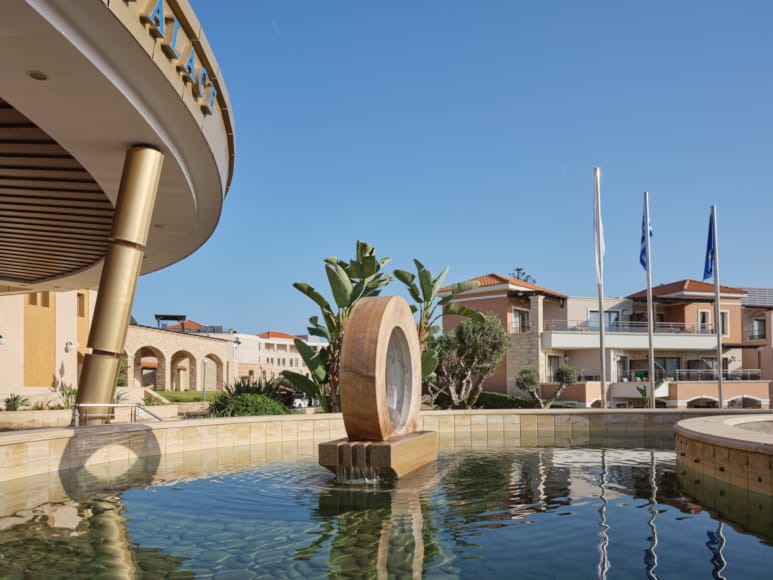 atlantica-caldera-palace-hotel-in-crete-all-inclusive-take-a-look-hotel-entrance