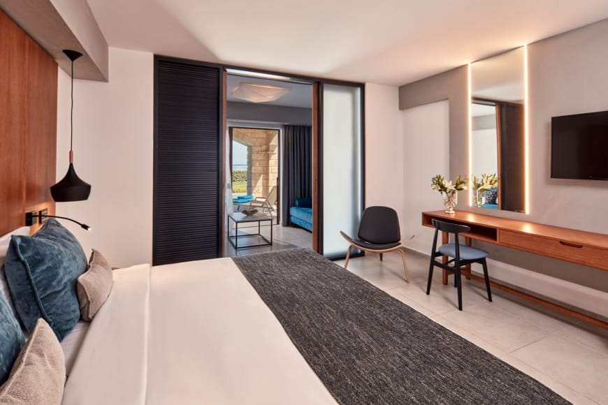 atlantica-caldera-palace-hotel-in-crete-all-inclusive-accomondation-family-room-swim-up-inland-view-4