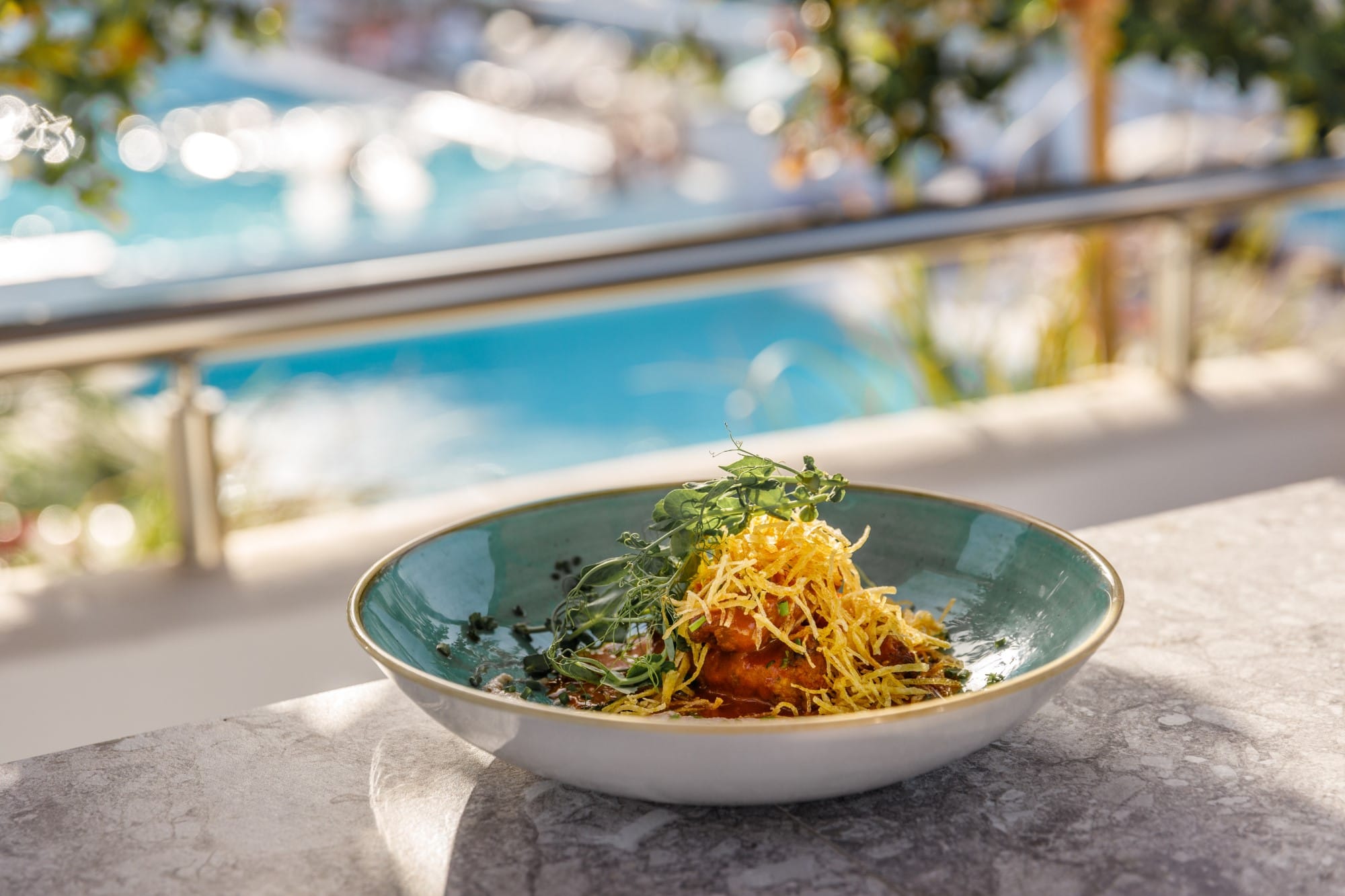 a bowl of broccoli and a bowl of broccoli