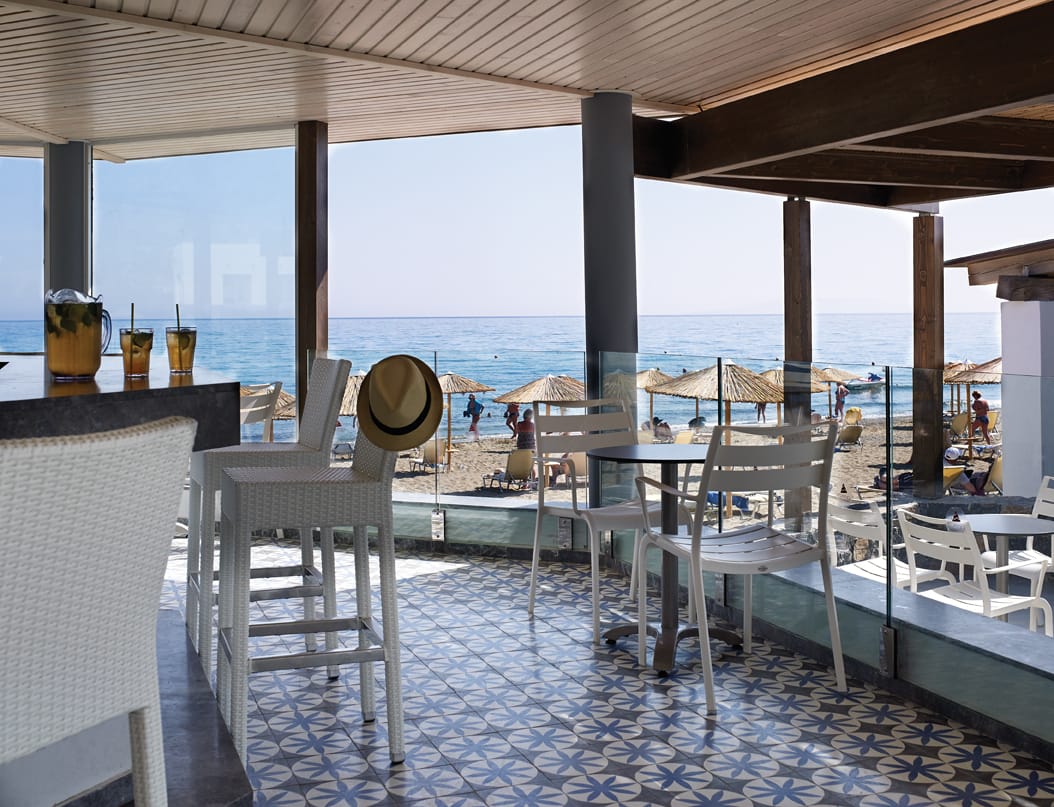 pool_bar251447v.paterakis