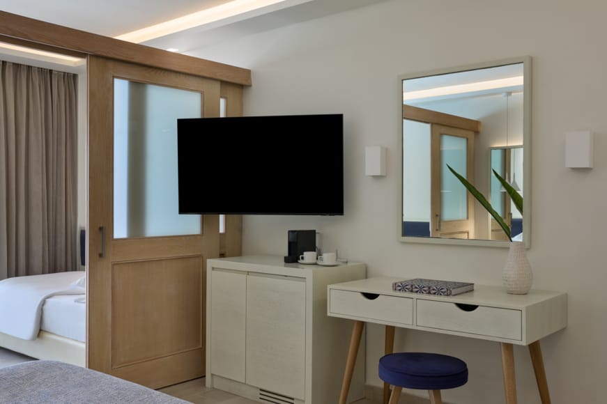 premium-family-room-sliding-doors-swim-up-inland-view-4