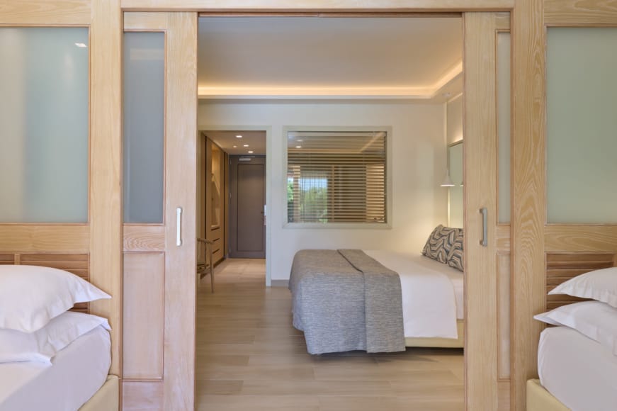 premium-family-room-sliding-doors-swim-up-inland-view-5