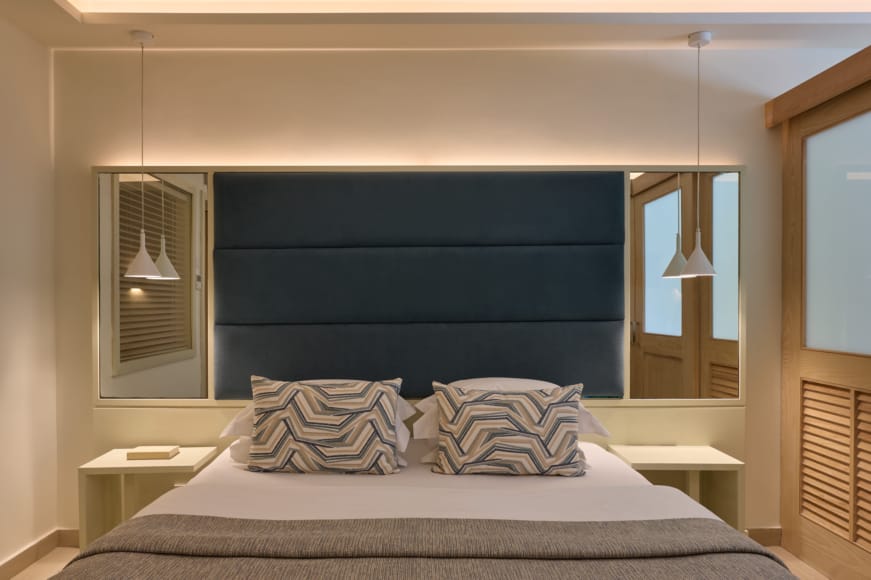 premium-family-room-sliding-doors-swim-up-inland-view-2