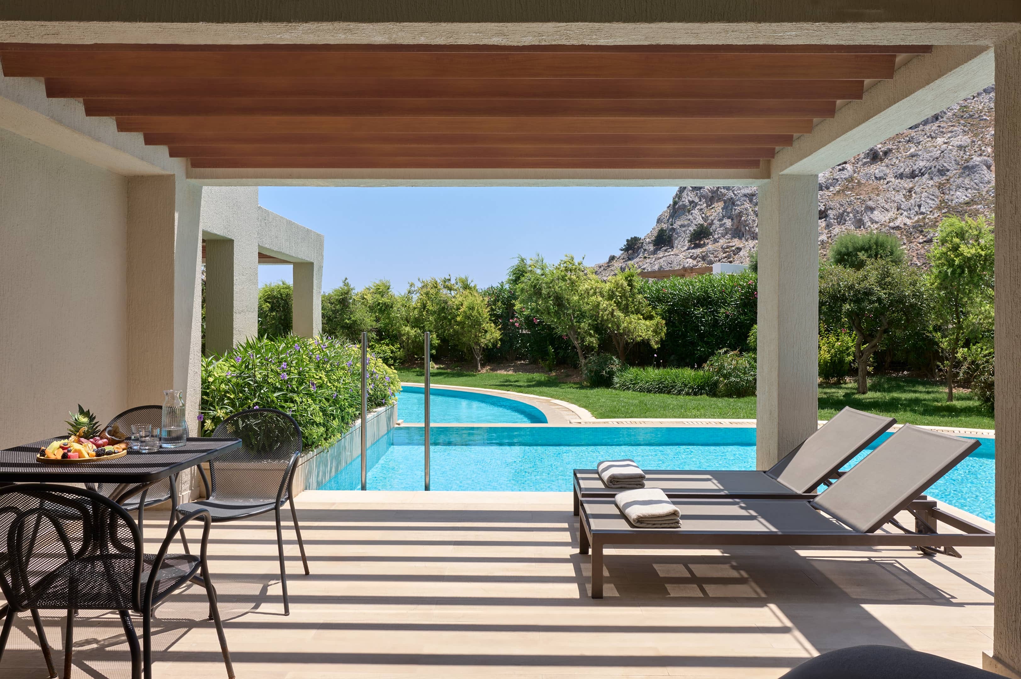 premium-family-room-sliding-doors-swim-up-inland-view-1