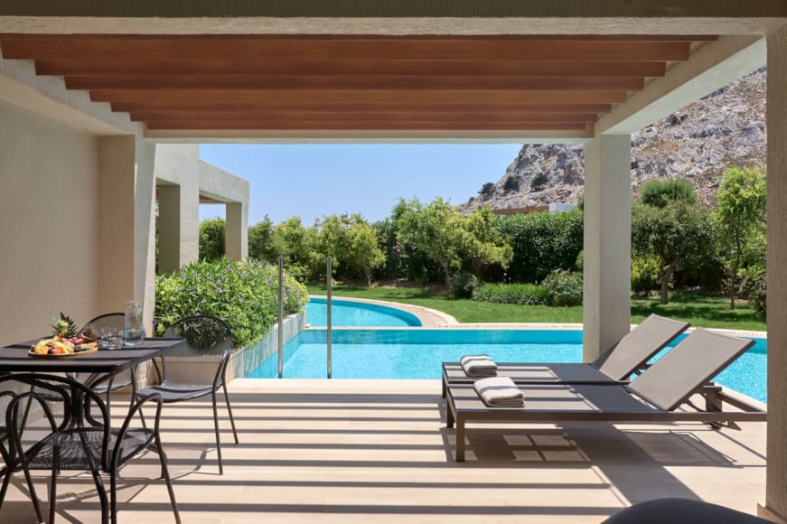 premium-family-room-sliding-doors-swim-up-inland-view-1