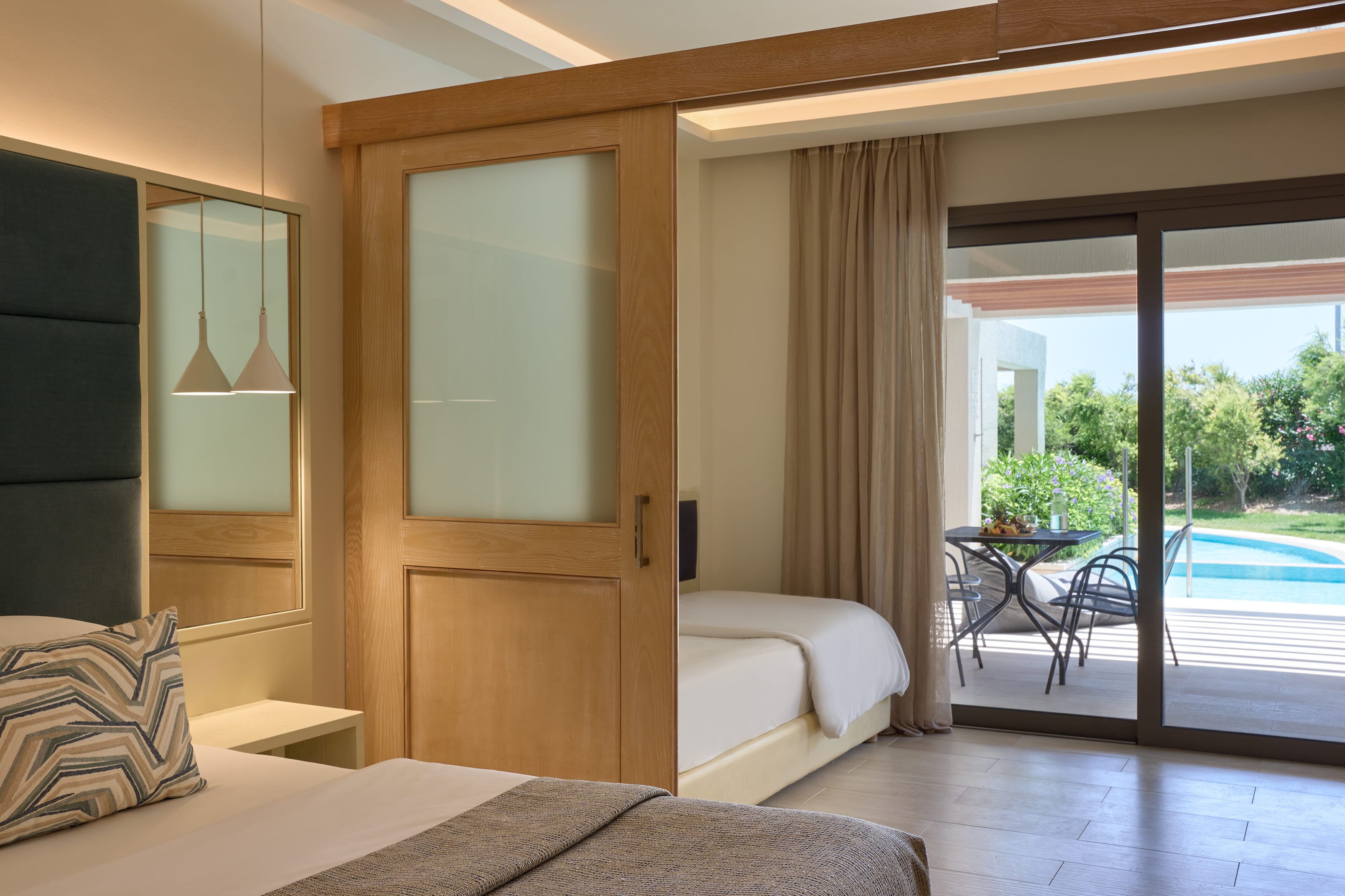 premium-family-room-sliding-doors-swim-up-inland-view-3