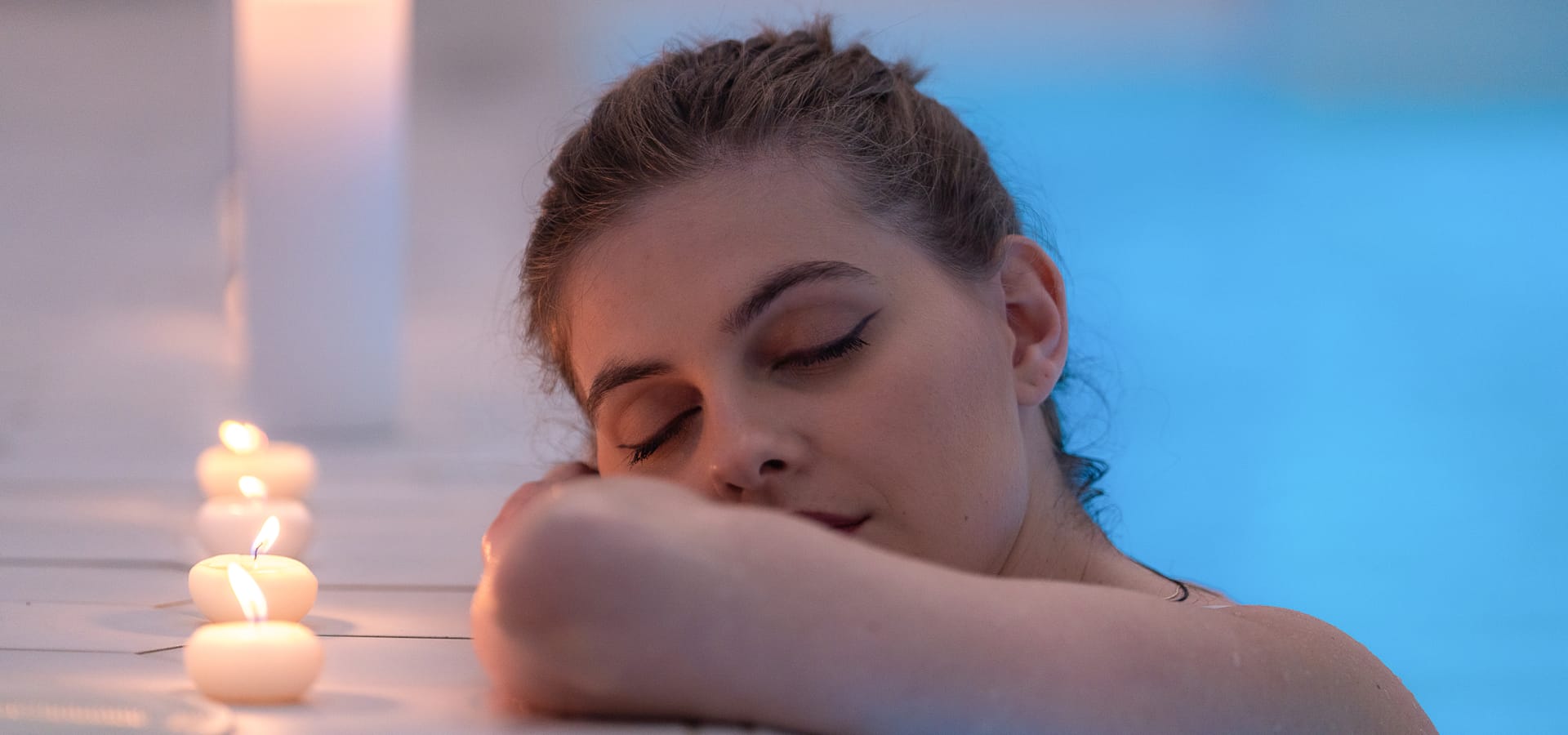 a person lying on the back in a swimming pool