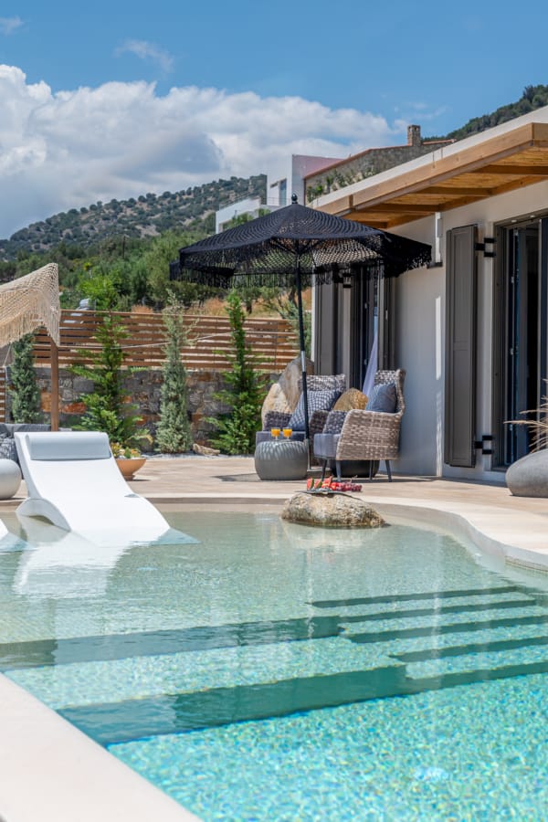 Mnḗmē Suites & Villas