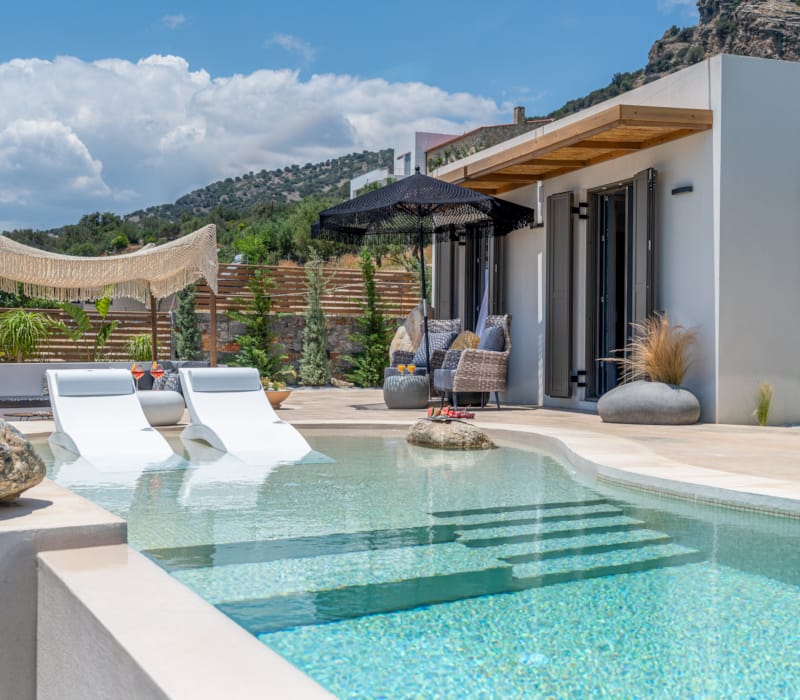 Mnḗmē Suites & Villas