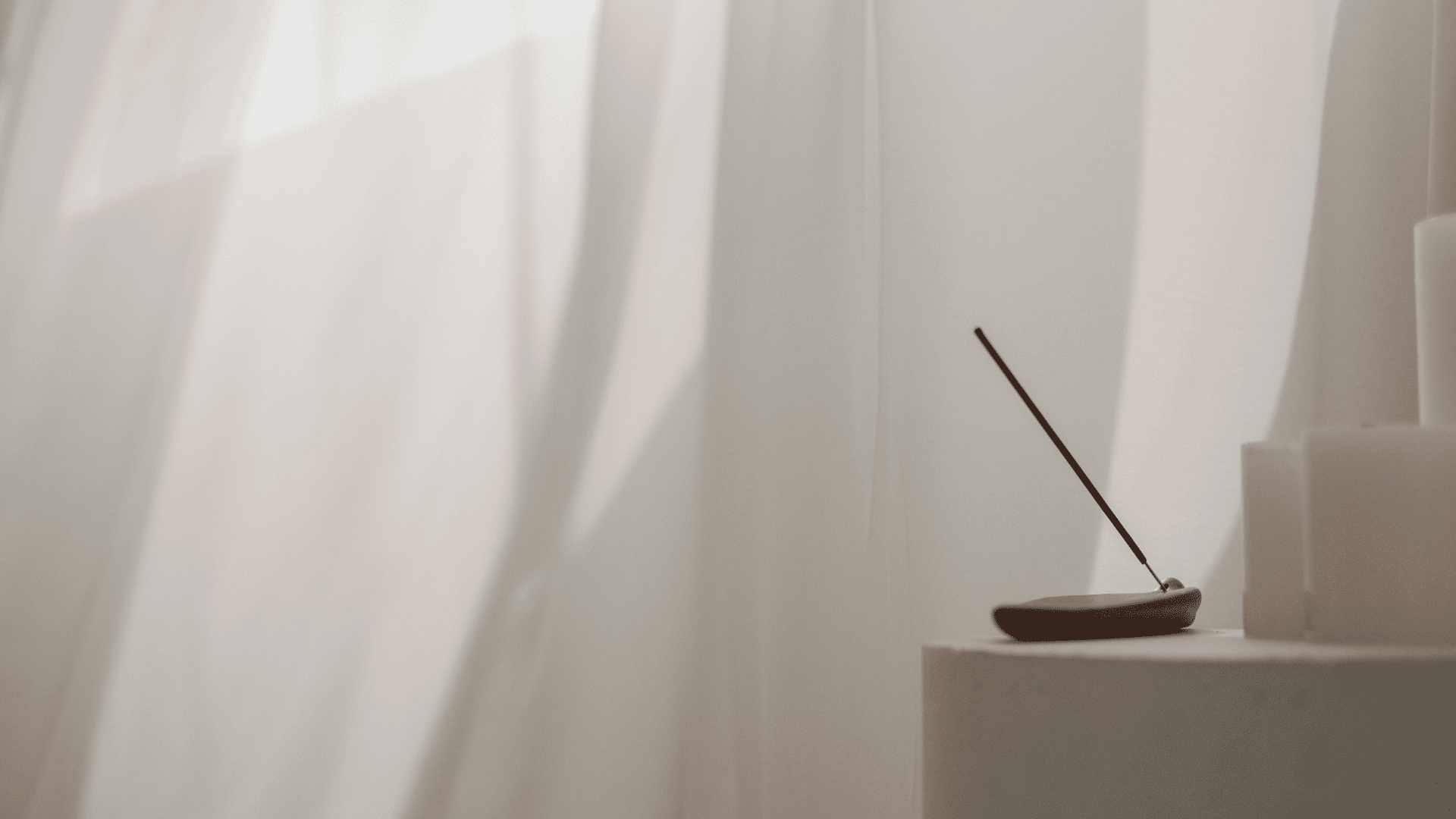 a black and white photo of a lamp on a table