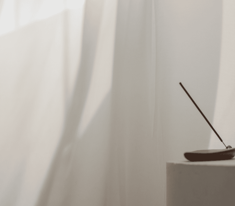 a black and white photo of a lamp on a table
