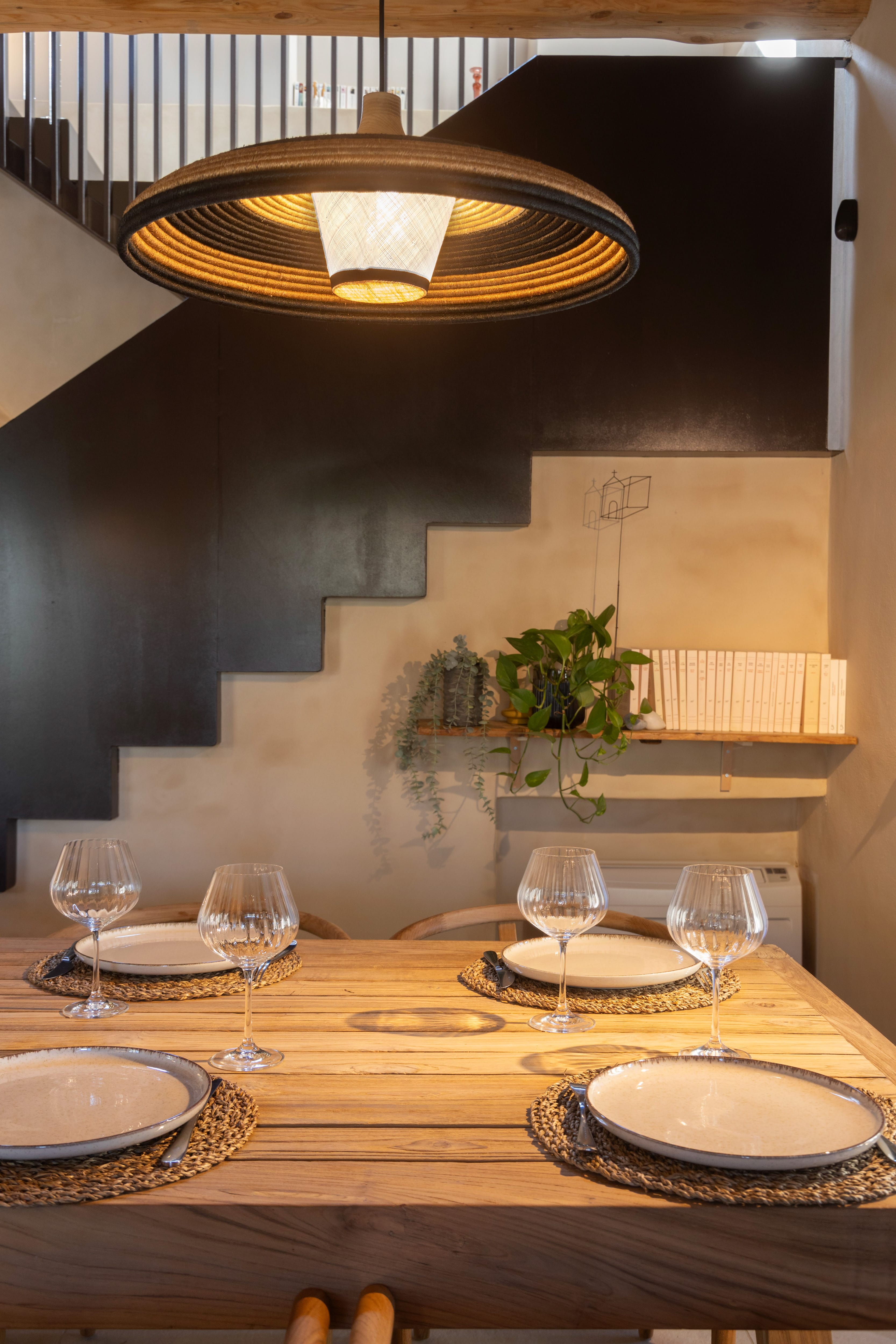 table-et-etagere-avec-livres